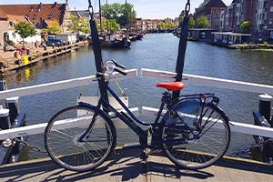 Heerlijke-fietstocht-door-Leiden-op-een-huurfiets-van-EasyFiets-Fietsverhuur