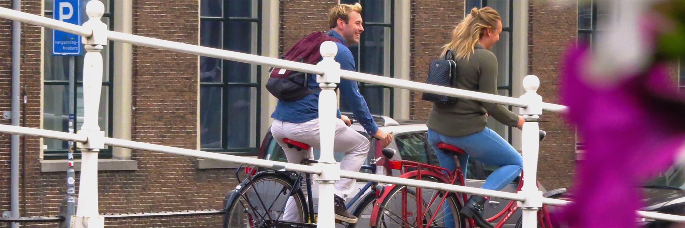 Fietsen door de stad op je duurzame lease fiets. Deze lease je bij fietsenwinkel EasyFiets in Leiden. 