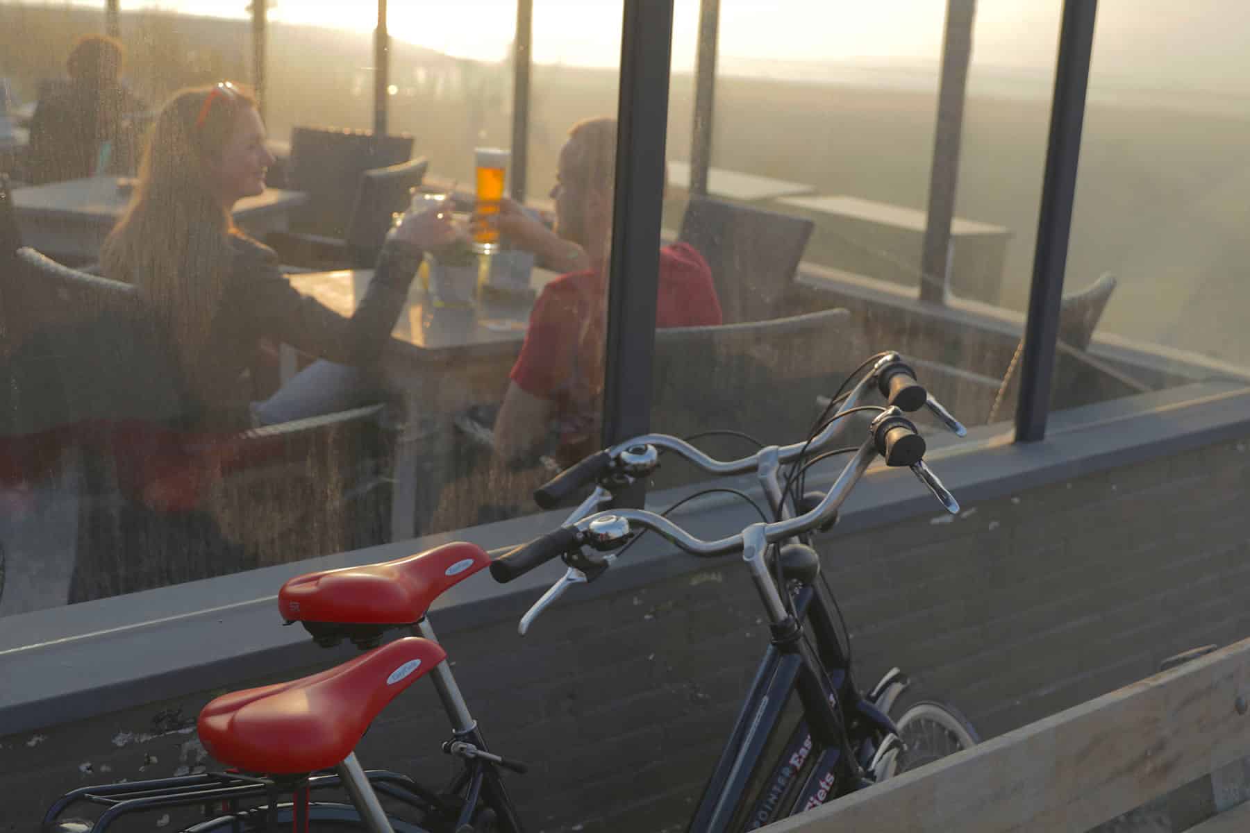 Genieten van een lekker drankje na een fietsroute door Noordwijk aan het strand. 