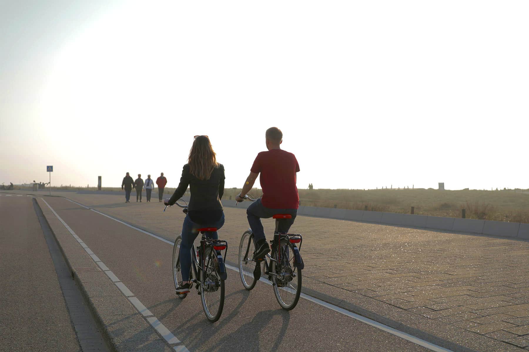 Fietsen door Katwijk. Fietsverhuur EasyFiets in Leiden maakt het mogelijk. Geniet samen van de ondergaande zon op het strand.