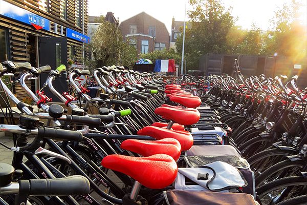 De verhuurfietsen van EasyFiets in Leiden met het rode zadel. Volg een leuke fietsroute langs het strand van Noordwijk.