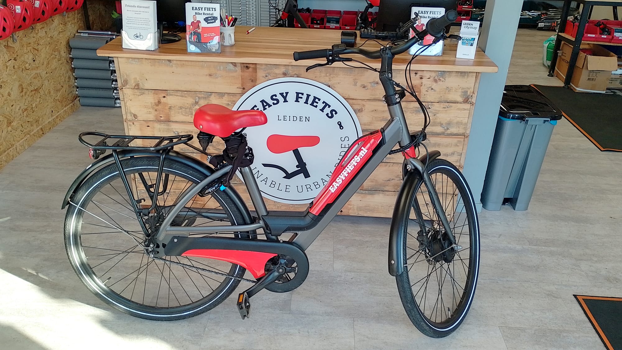 Fiets verhuur Easyfiets 2.1 e-bike handremmen en versnellingen