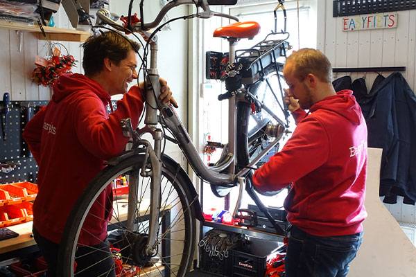 Easyfiets gezelligheid in werkplaats