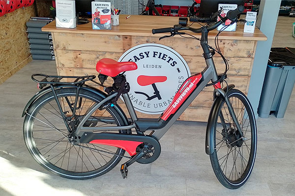 Fiets verhuur Easyfiets 2.2 e-bike handremmen en versnellingen